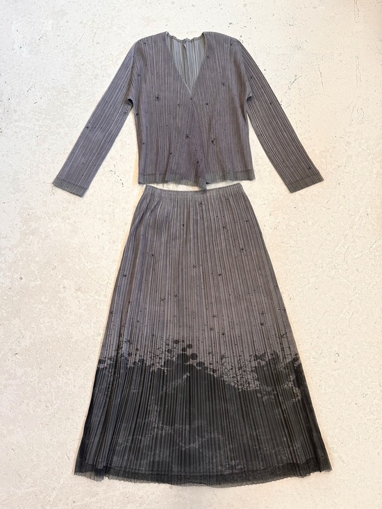 Issey Miyake Dresses & Skirts - Issey Miyake Gray Pleated Maxi Skirt with Ombre Hem